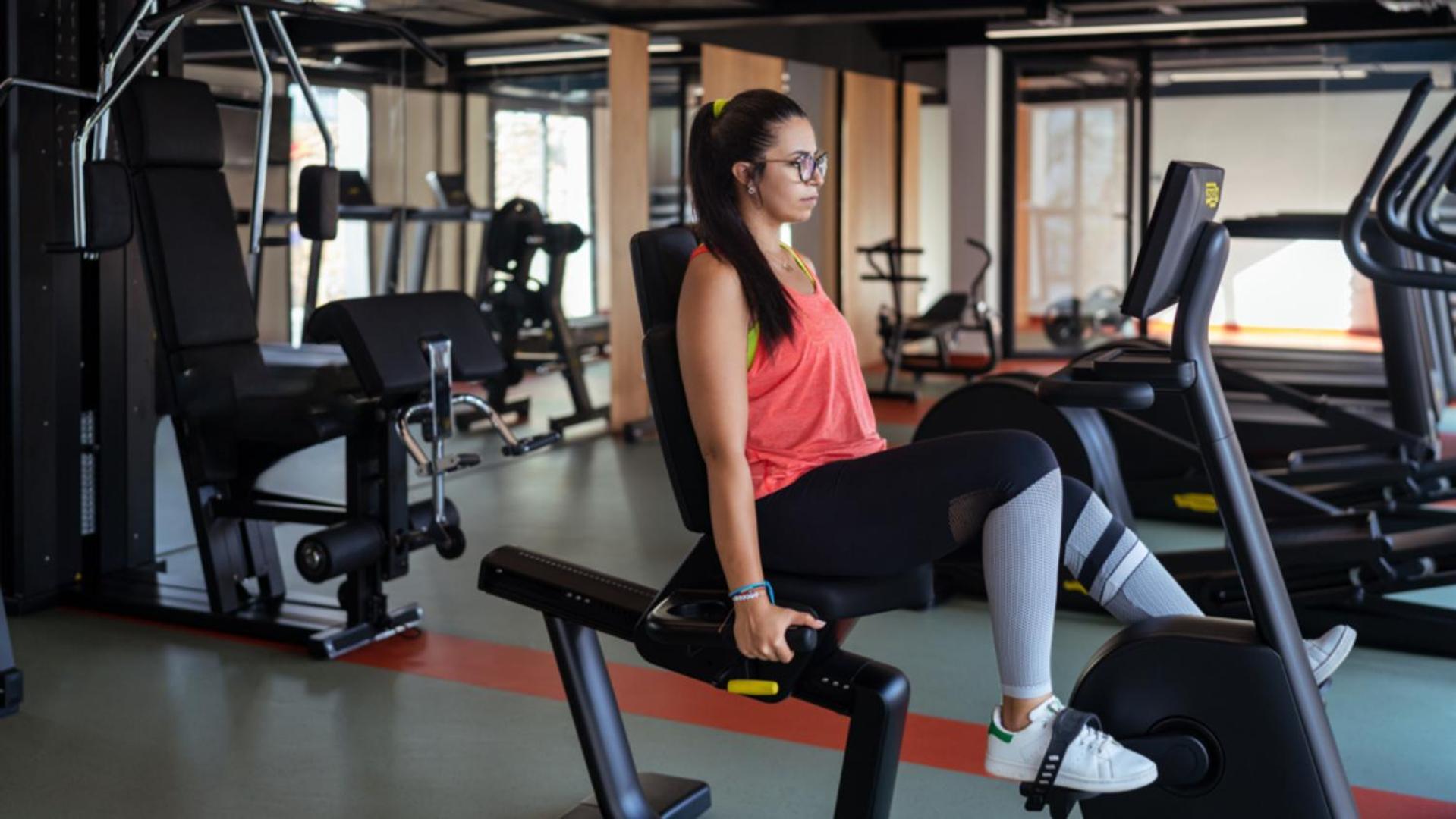 プルマン マガザン ロイヤル ゴルフ＆ スパ ホテル アル・ジャディーダ エクステリア 写真 A woman on a recumbent bike
