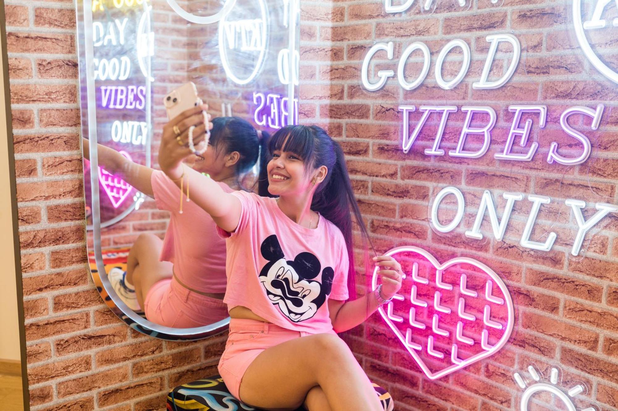 プルマン マガザン ロイヤル ゴルフ＆ スパ ホテル アル・ジャディーダ エクステリア 写真 A woman wearing a Mickey Mouse t-shirt