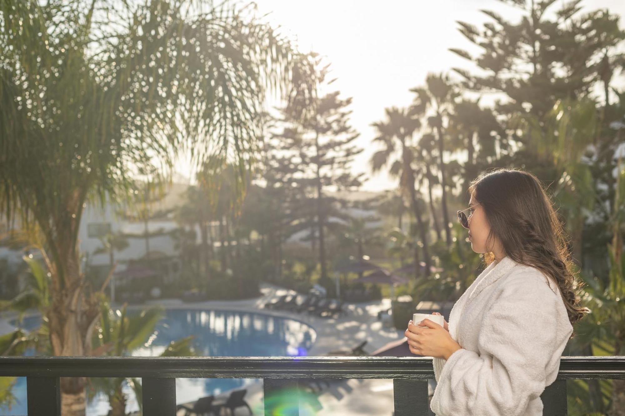 プルマン マガザン ロイヤル ゴルフ＆ スパ ホテル アル・ジャディーダ エクステリア 写真 A woman wearing a bathrobe