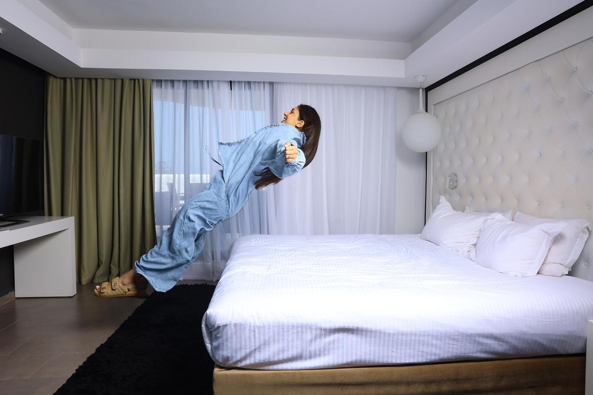 プルマン マガザン ロイヤル ゴルフ＆ スパ ホテル アル・ジャディーダ エクステリア 写真 A woman levitating