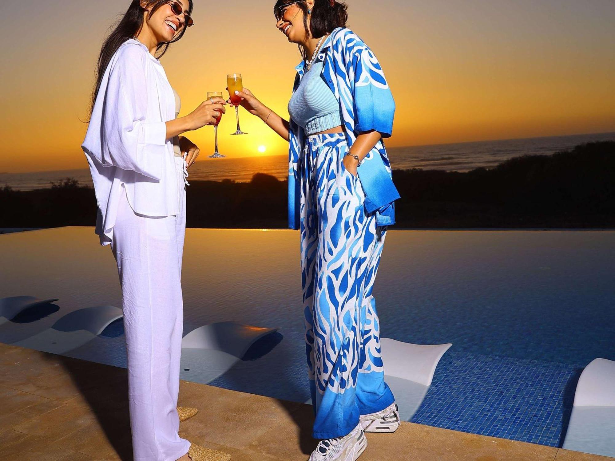プルマン マガザン ロイヤル ゴルフ＆ スパ ホテル アル・ジャディーダ エクステリア 写真 Two women wearing kaftans