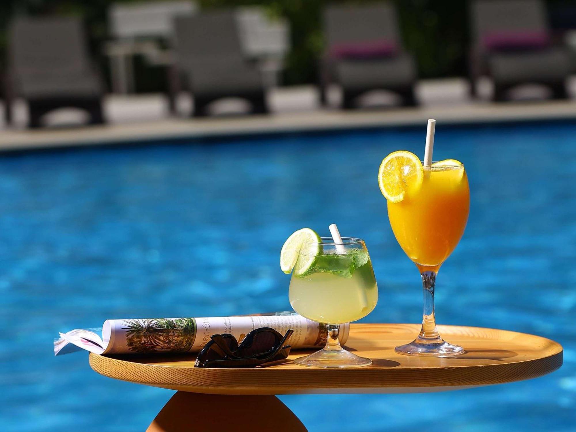 プルマン マガザン ロイヤル ゴルフ＆ スパ ホテル アル・ジャディーダ エクステリア 写真 Poolside drinks