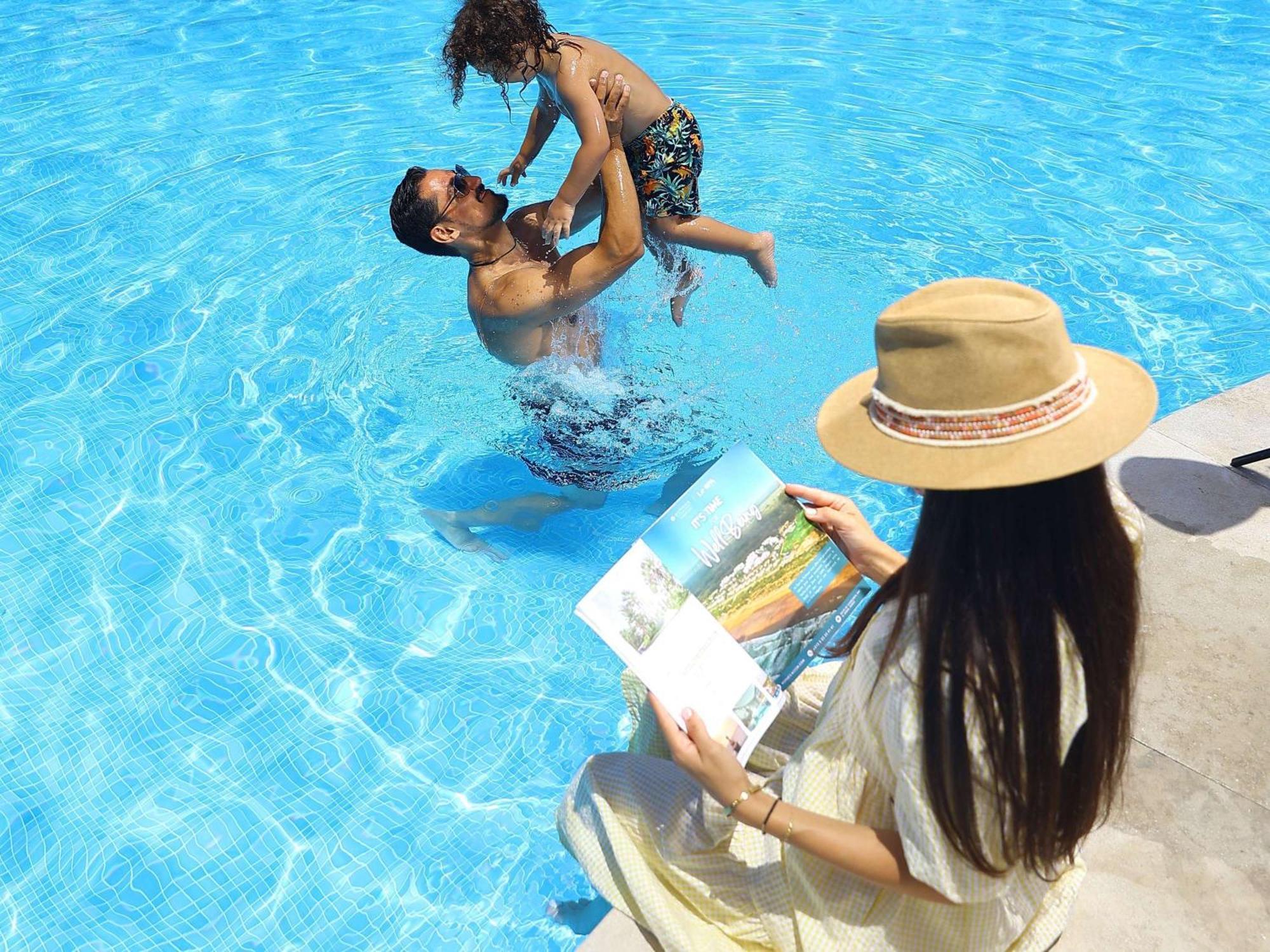 プルマン マガザン ロイヤル ゴルフ＆ スパ ホテル アル・ジャディーダ エクステリア 写真 Family at a pool