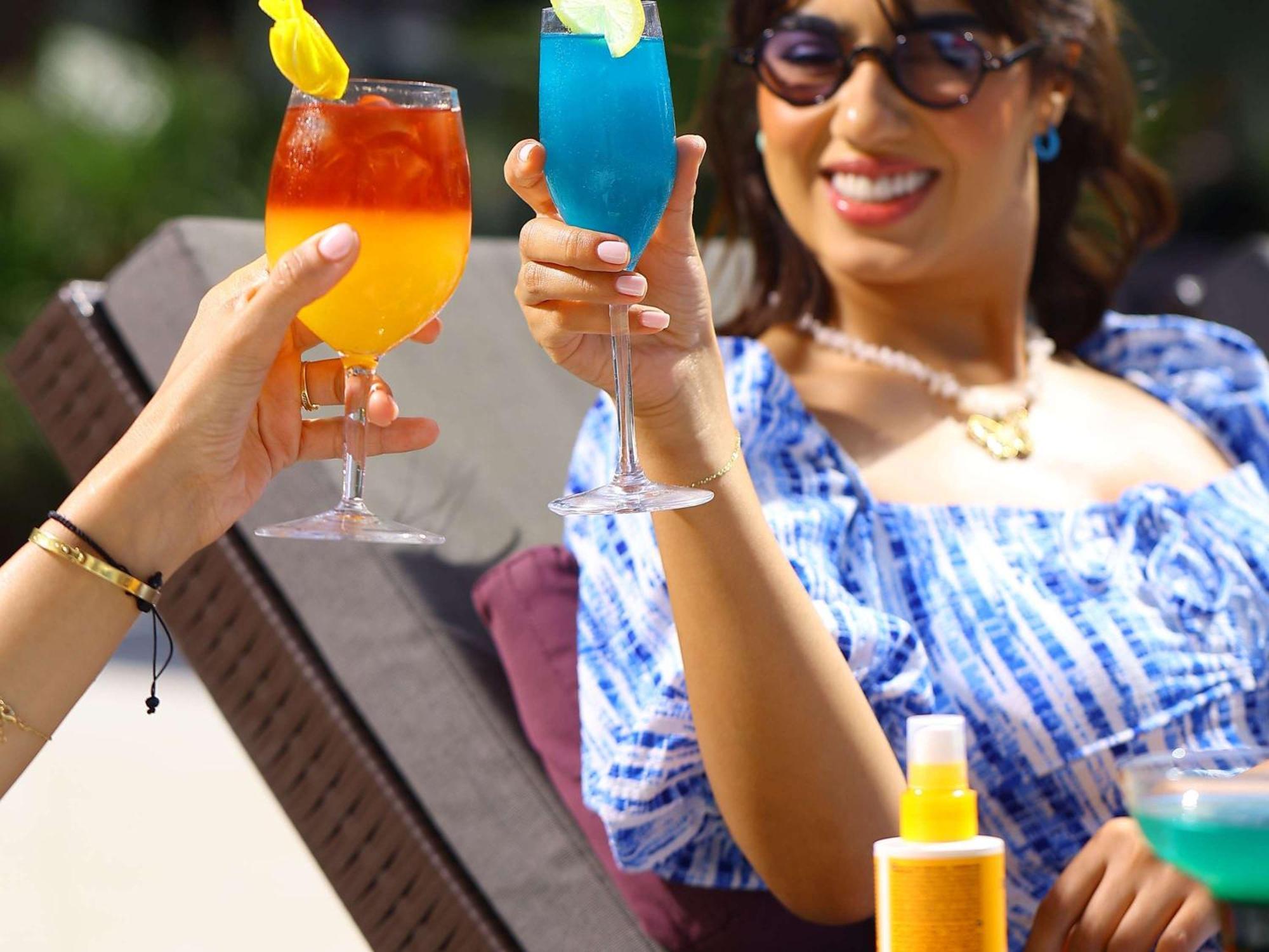 プルマン マガザン ロイヤル ゴルフ＆ スパ ホテル アル・ジャディーダ エクステリア 写真 A woman drinking cocktails